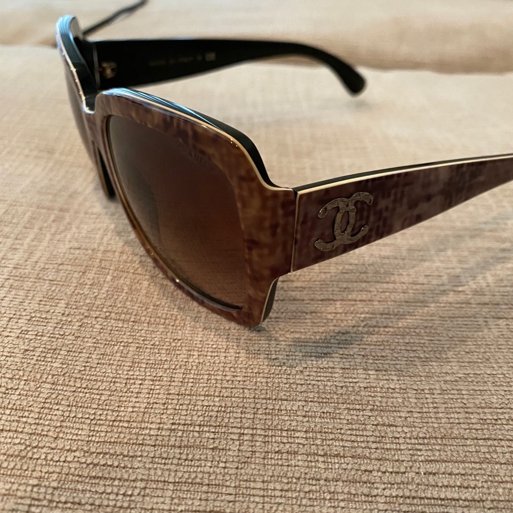 Chanel Sunglasses with CC logo brown beige style